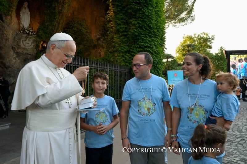 Récitation du chapelet pour la paix avec les enfants, 1er octobre 2026 © Vatican Media