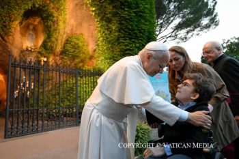 Récitation du chapelet pour la paix avec les enfants, 1er octobre 2026 © Vatican Media