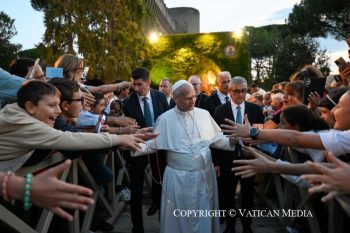 Récitation du chapelet pour la paix avec les enfants, 1er octobre 2026 © Vatican Media