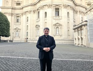 Le cardinal Frank Leo sur la place Ste Marthe, donnant sur le flanc sud de la basilique Saint-Pierre de Rome © Anne van Merris