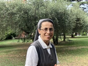 Sr Mirna Farah dans l'"EcoCharity Garden" de sa congrégation à Rome © Anne van Merris