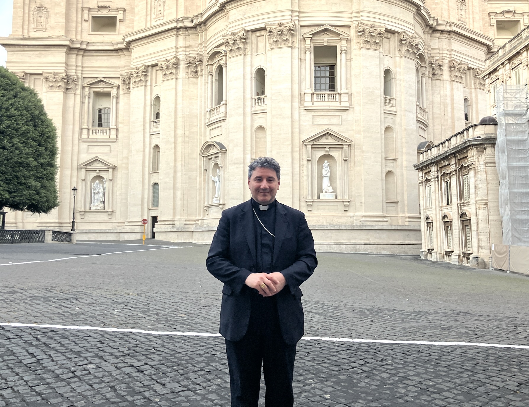 Le cardinal Frank Leo sur la place Ste Marthe, donnant sur le flanc sud de la basilique Saint-Pierre de Rome © Anne van Merris