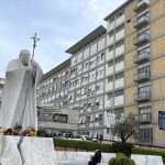 Hospitalisé, le pape demande de ne pas publier le rapport sur la famille – 7 titres, mardi 13 octobre 2026