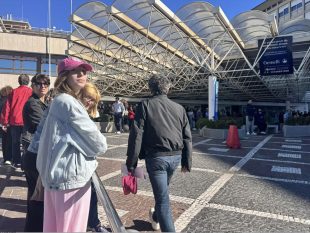Les fidèles devant l'hôpital Gemelli attendant l'arrivée du pape © Vatican Media 