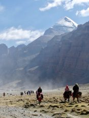 La Kora du Mont Kailash, un pèlerinage autour du mont Kailash (6 638 m) dans l’ouest du Tibet. © Yann Vagneux
