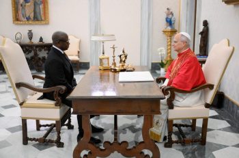 Léon XIV avec S.E. M. Julius Maada Bio, président de la République de Sierra Leone, 8 octobre 2026 © Vatican Media