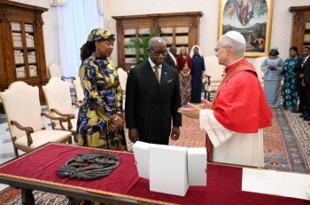 Léon XIV avec S.E. M. Julius Maada Bio, président de la République de Sierra Leone, 8 octobre 2026 © Vatican Media