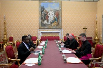 Léon XIV avec S.E. M. Julius Maada Bio, président de la République de Sierra Leone, 8 octobre 2026 © Vatican Media