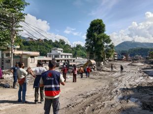 Une équipe de Caritas Népal, le 28 août 2026 à Nuwakot, une zone sinistrée le long de la rivière Trishuli.© Caritas Népal