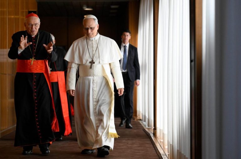 Le pape Léon XIV et le cardinal Giovanni Battista Re lors de la réunion des cardinaux en octobre 2025 © Vatican Media