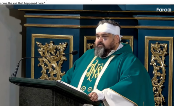 Le père Adrian Mantykiewicz est remonté à l’autel avec un message qui allait bien au-delà de la tragédie : « Nous pardonnons. » © FARA Radio