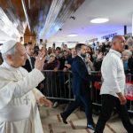 Le pape est resté environ trois heures en salle d’opération
