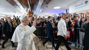 Le pape est resté environ trois heures en salle d’opération