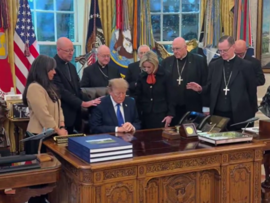 Le président Donald Trump, assis dans le Bureau ovale, la tête penchée, tandis que des évêques catholiques se rassemblaient autour de lui pour prier © réseaux sociaux