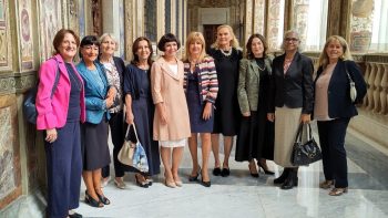 Les membres de l'Association des femmes du Vatican, avec celle de employés laïcs du Vatican, ont été reçu en audience par Léon XIV ce lundi 5 octobre 2026 © Vatican Media