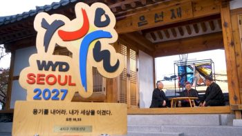 L’archevêque Peter Soon-taick Chung (au centre) avec des évêques de l’archidiocèse de Séoul, dans une image extraite de leur vidéo sur l’inscription. © WYD Seoul 2027 LOC