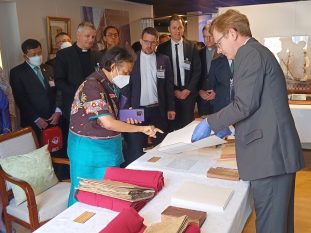 La princesse Maha Chakri Sirindhorn de Thaïlande, le 17 mai 2023 à la maison MEP, rue du Bac, devant le journal de Kosa Pan.© N. Xaysourinh