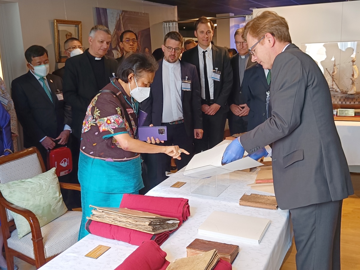 La princesse Maha Chakri Sirindhorn de Thaïlande, le 17 mai 2023 à la maison MEP, rue du Bac, devant le journal de Kosa Pan.© N. Xaysourinh