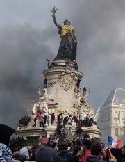 Manifestation du 17 Octobre à République © Mzn17, Wikimedia