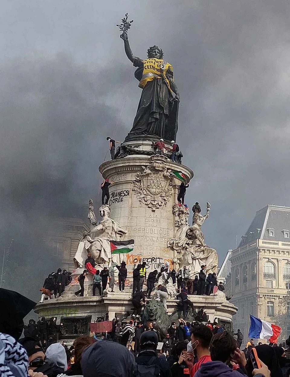 Manifestation du 17 Octobre à République © Mzn17, Wikimedia