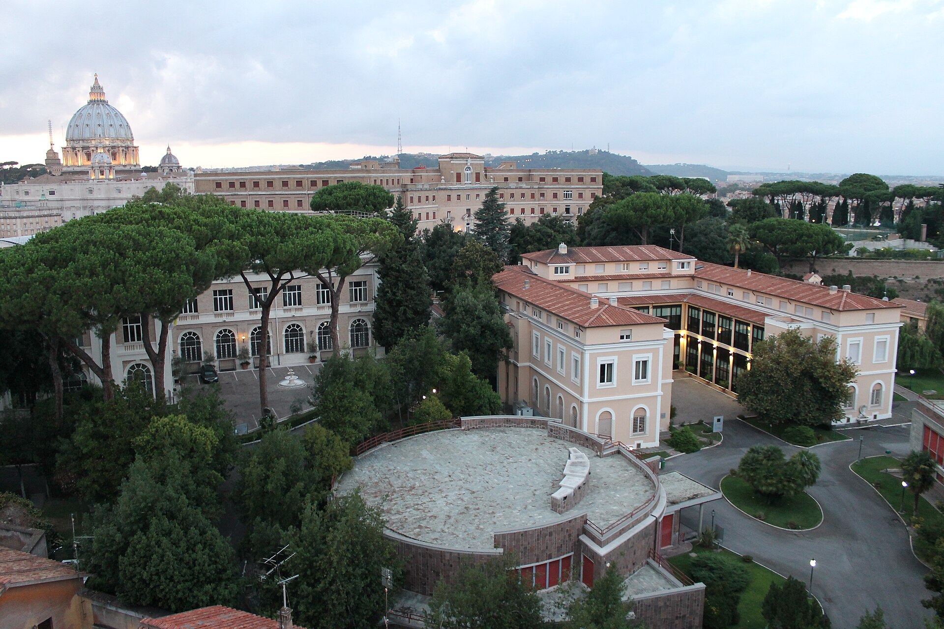 Vue d'une partie du campus de l'Université pontificale urbanienne (Pontificia Università Urbaniana) à Rome © Alekjds, Wikimedia