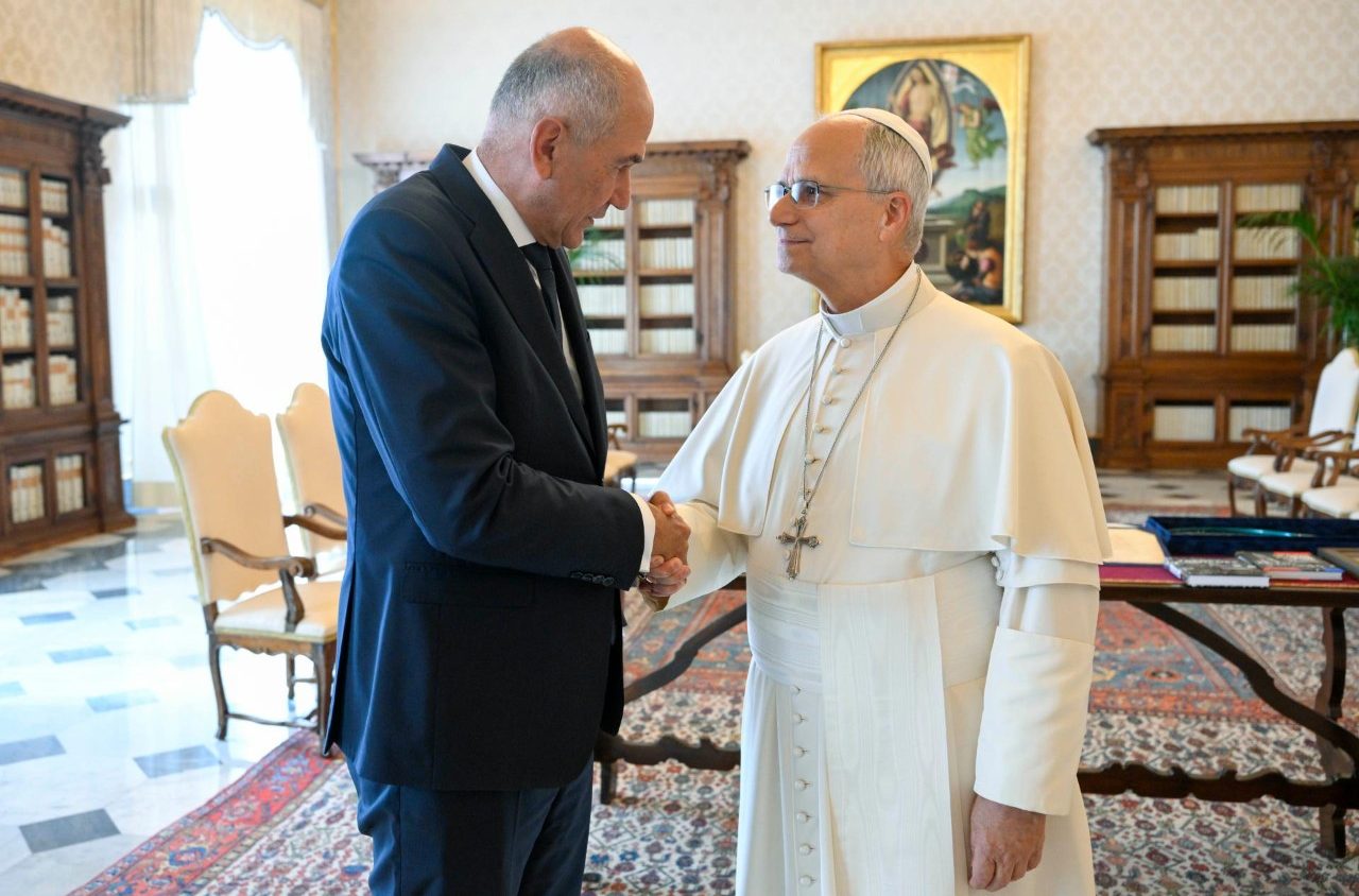 Le pape Léon et Janez Jansa, Premier ministre de la République de Slovénie, lors d'une audience au Palais apostolique, 5 octobre 2026 © Vatican Media