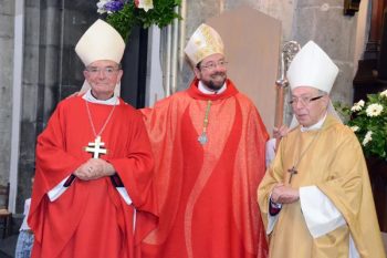 Mgr Albert Houssiau (à droite), au côté de Mgr Jean-Pierre Delville, et Mgr Aloys Jousten. Trois évêques de Liège successifs, le jour de l’ordination épiscopale de Mgr Delville, cathédrale Saint-Paul, 14 juillet 2013 - © Lothar Klinges